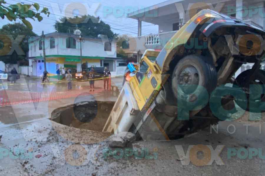 Camión de carga cae en socavón (1)