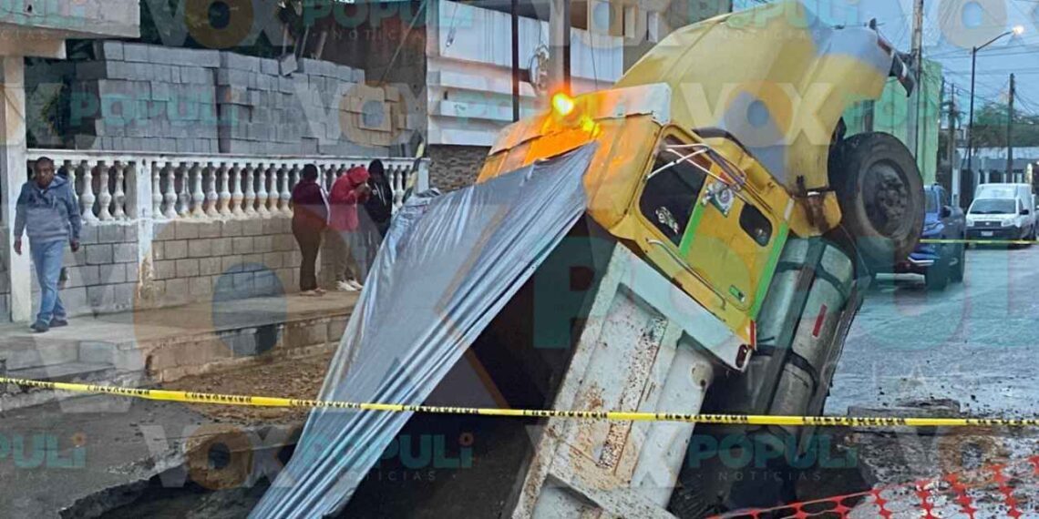 Camión de carga cae en socavón