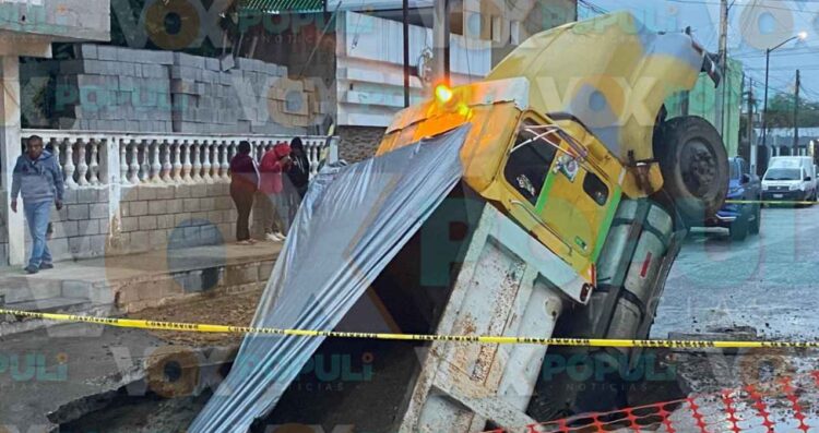 Camión de carga cae en socavón