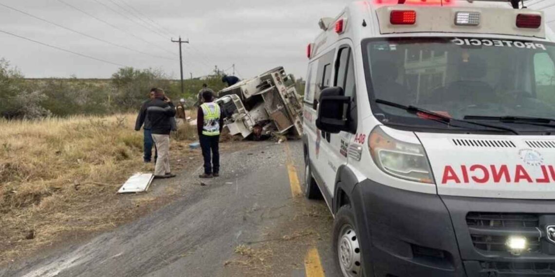 Camión de la CFE sufre volcadura en carretera Victoria-Matamoros
