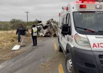 Camión de la CFE sufre volcadura en carretera Victoria-Matamoros