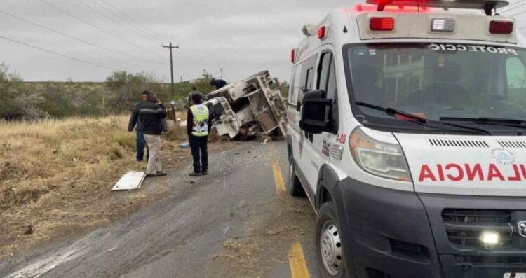 Camión de la CFE sufre volcadura en carretera Victoria-Matamoros