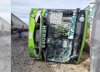 Camión de pasajeros termina volcado al intentar ganarle el paso al tren en García, NL