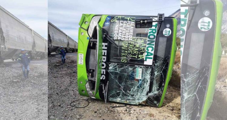 Camión de pasajeros termina volcado al intentar ganarle el paso al tren en García, NL