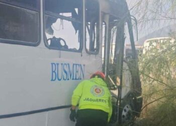 Camión de personal se incendió en Santa Catarina, Nuevo León