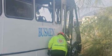 Camión de personal se incendió en Santa Catarina, Nuevo León