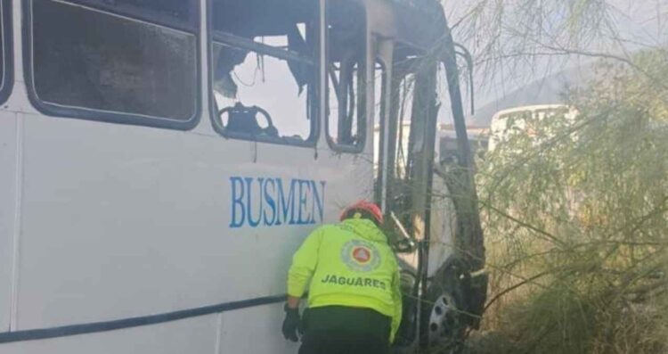 Camión de personal se incendió en Santa Catarina, Nuevo León