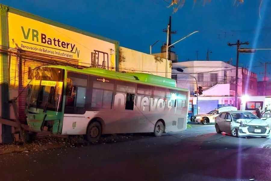 Camión urbano derriba poste de la CFE en Monterrey tras chocar con un vehículo