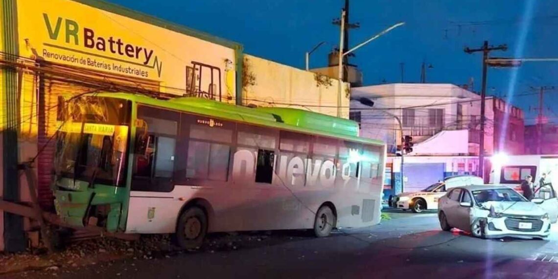 Camión urbano derriba poste de la CFE en Monterrey tras chocar con un vehículo