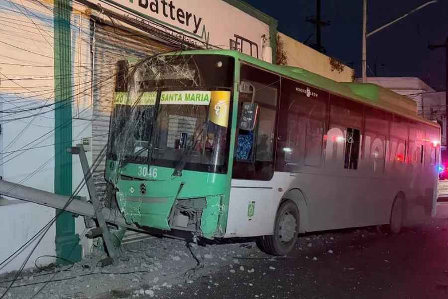 Camión urbano derriba poste de la CFE en Monterrey tras chocar con un vehículo