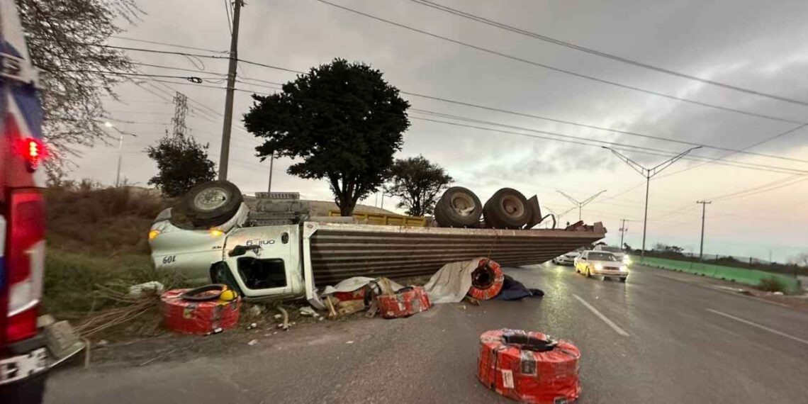 camión de carga volcó Guadalupe