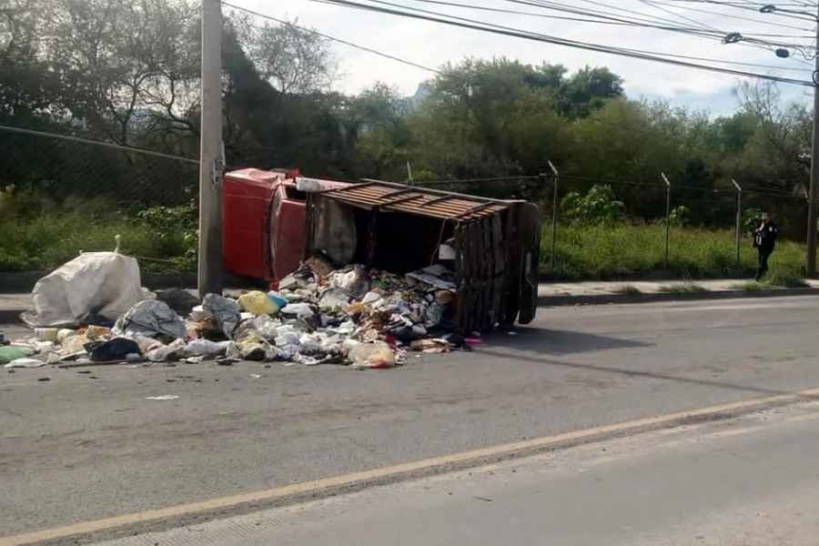 Camioneta de recolección de basura vuelca tras chocar contra un tráiler en Guadalupe; hay 2 heridos