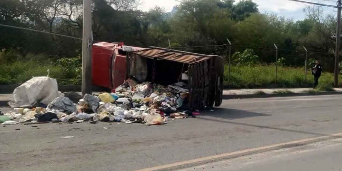 Camioneta de recolección de basura vuelca tras chocar contra un tráiler en Guadalupe; hay 2 heridos