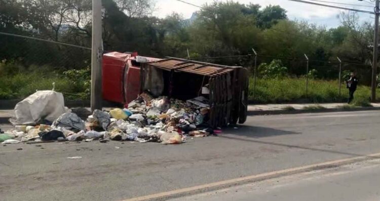 Camioneta de recolección de basura vuelca tras chocar contra un tráiler en Guadalupe; hay 2 heridos