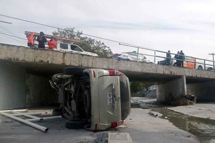 Camioneta derriba barandal de un puente y cae al arroyo ‘La Talaverna’ en San Nicolás, NL