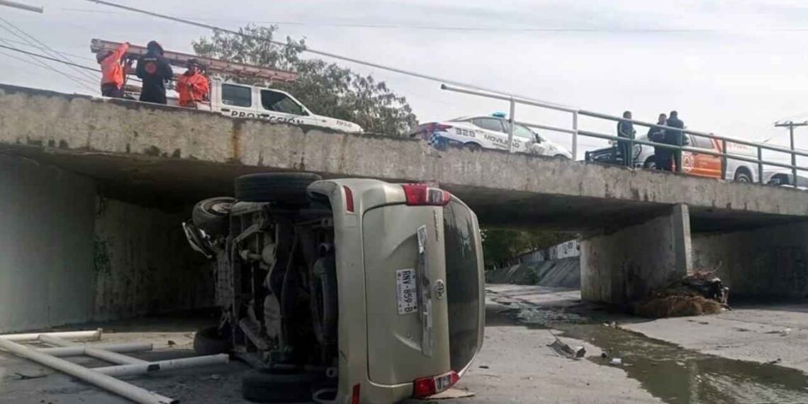 Camioneta derriba barandal de un puente y cae al arroyo ‘La Talaverna’ en San Nicolás, NL