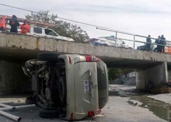 Camioneta derriba barandal de un puente y cae al arroyo ‘La Talaverna’ en San Nicolás, NL