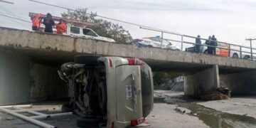 Camioneta derriba barandal de un puente y cae al arroyo ‘La Talaverna’ en San Nicolás, NL