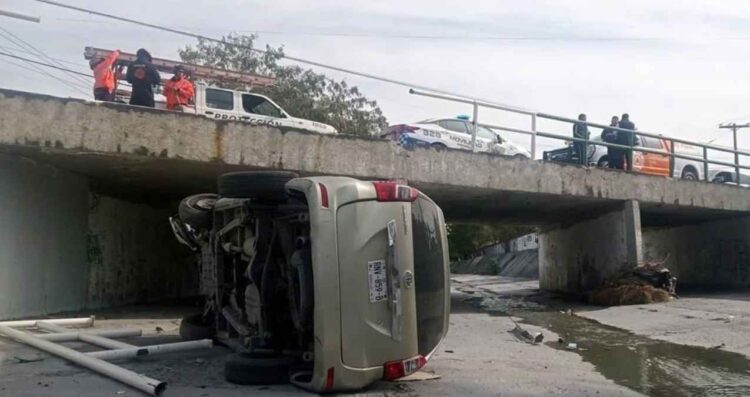 Camioneta derriba barandal de un puente y cae al arroyo ‘La Talaverna’ en San Nicolás, NL