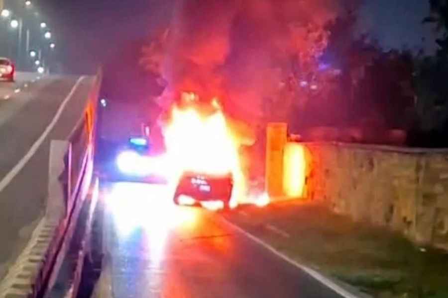 Camioneta se incendia en la Carretera Nacional en Santiago, NL