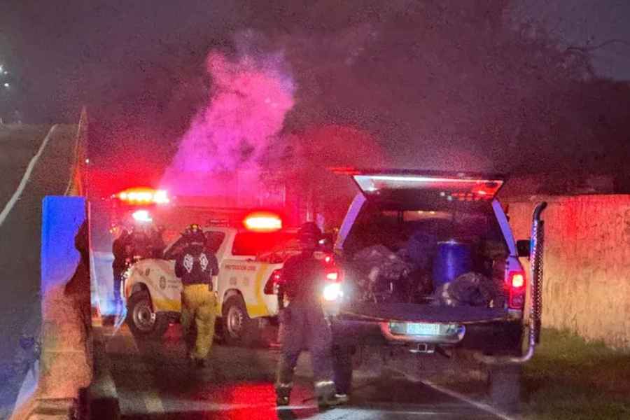 Camioneta se incendia en la Carretera Nacional en Santiago, NL