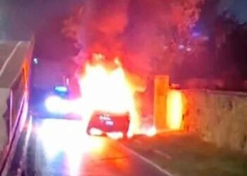 Camioneta se incendia en la Carretera Nacional en Santiago, NL