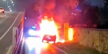 Camioneta se incendia en la Carretera Nacional en Santiago, NL