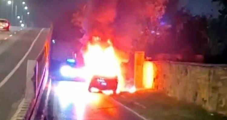 Camioneta se incendia en la Carretera Nacional en Santiago, NL