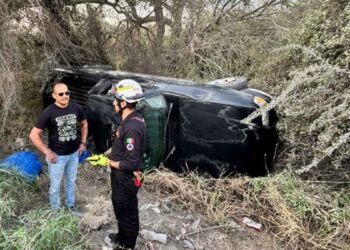 Camioneta volcada tras salir de la Carretera a Laredo en Escobedo