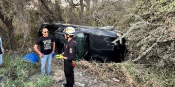 Camioneta volcada tras salir de la Carretera a Laredo en Escobedo