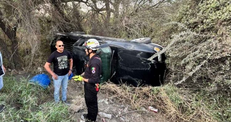 Camioneta volcada tras salir de la Carretera a Laredo en Escobedo