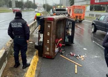 Camioneta vuelca al subir al cordón divisorio de la Avenida Lázaro Cárdenas en San Pedro, NL