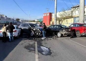 Carambola entre 4 vehículos deja dos heridos en San Nicolás, Nuevo León