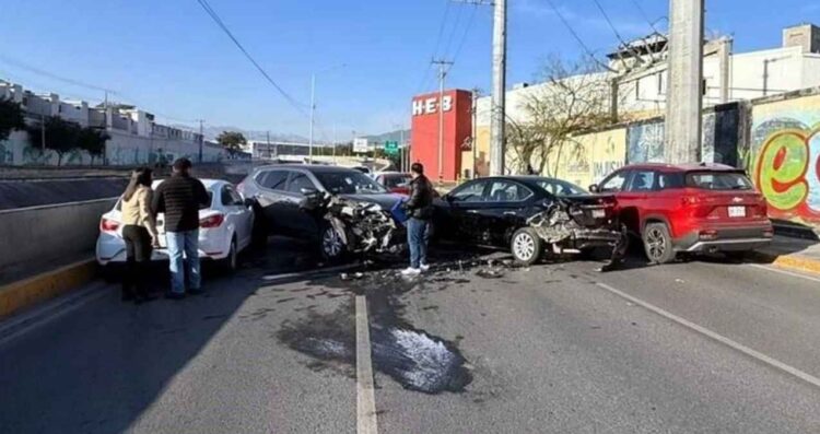 Carambola entre 4 vehículos deja dos heridos en San Nicolás, Nuevo León