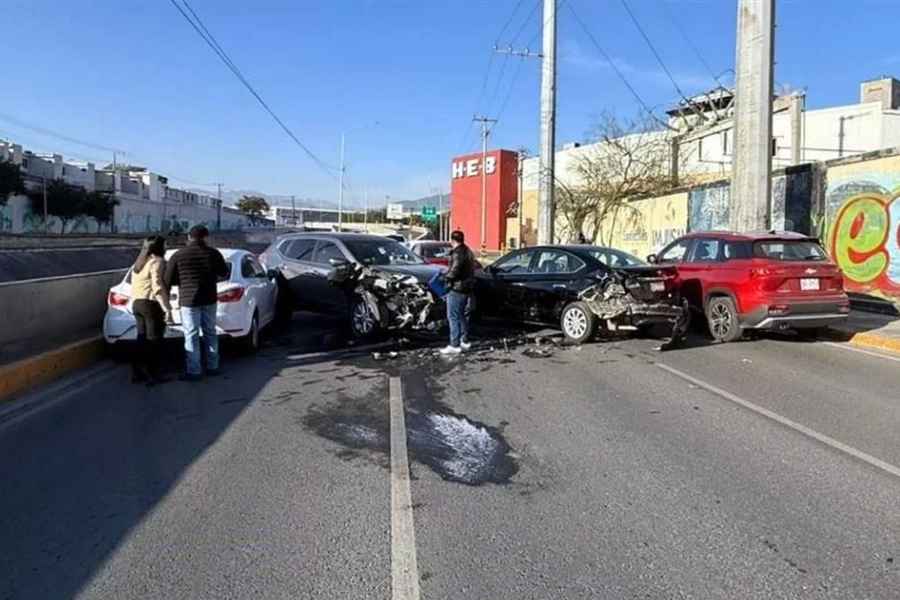 Carambola entre 4 vehículos deja dos heridos en San Nicolás, Nuevo León 