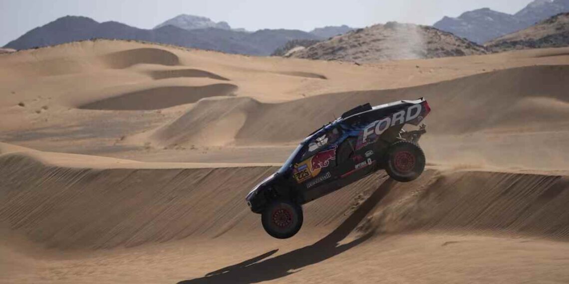 Carlos Sainz enfrenta un día complicado en el Rally Dakar tras un vuelco