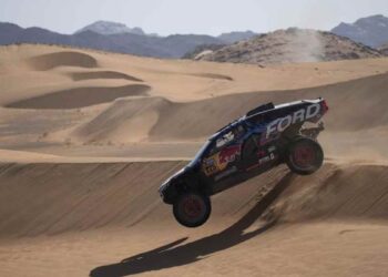 Carlos Sainz enfrenta un día complicado en el Rally Dakar tras un vuelco