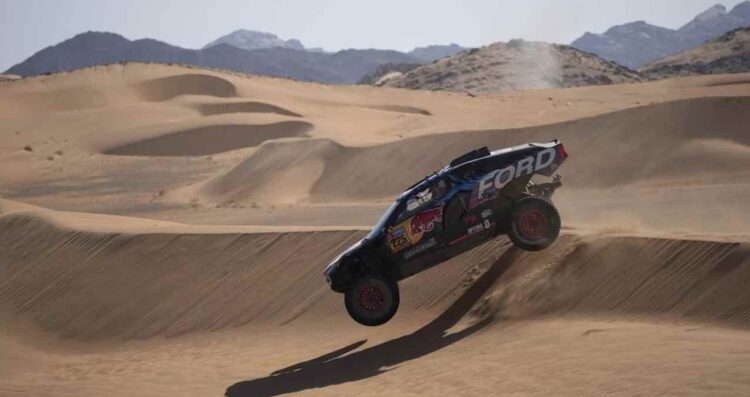 Carlos Sainz enfrenta un día complicado en el Rally Dakar tras un vuelco