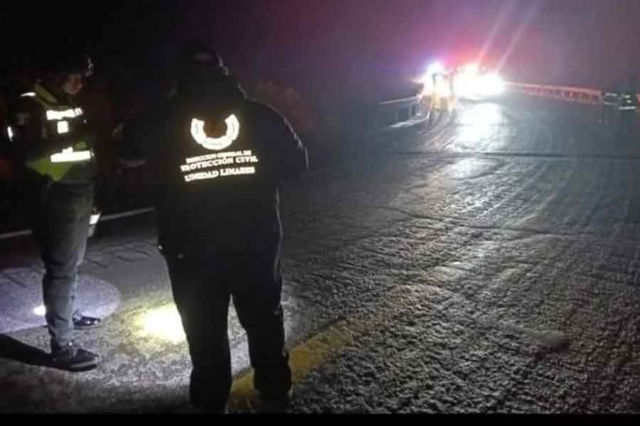 Carretera Linares-Galeana es cerrada temporalmente por congelamiento en la carpeta asfáltica