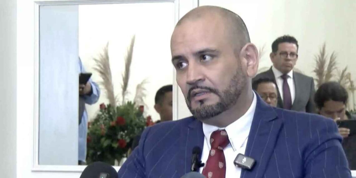 Melanie renuncia abogado