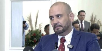 Melanie renuncia abogado