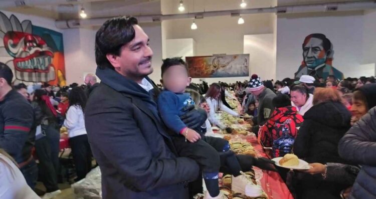 Celebra Carlos Peña Ortiz, Día de Reyes en Reynosa con rosca, regalos y rifa