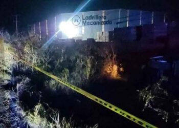 Chofer de camión de transporte se lesiona tras volcar en la Carretera Miguel Alemán