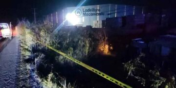 Chofer de camión de transporte se lesiona tras volcar en la Carretera Miguel Alemán