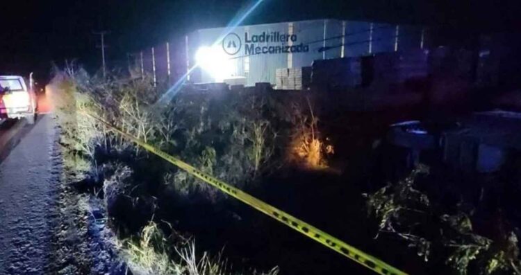 Chofer de camión de transporte se lesiona tras volcar en la Carretera Miguel Alemán