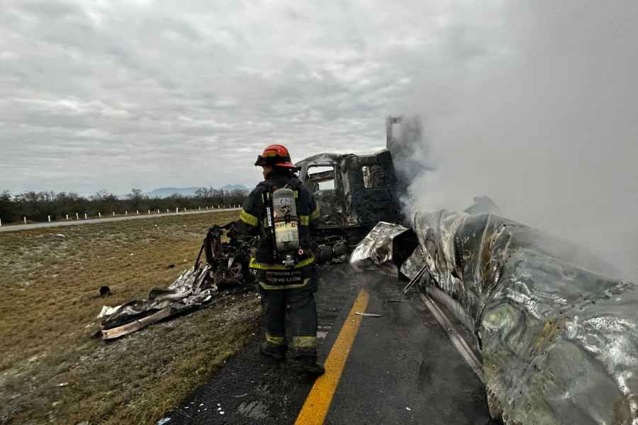 Choque e incendio de 2 tráileres provoca el cierre de la Autopista Monterrey-Laredo