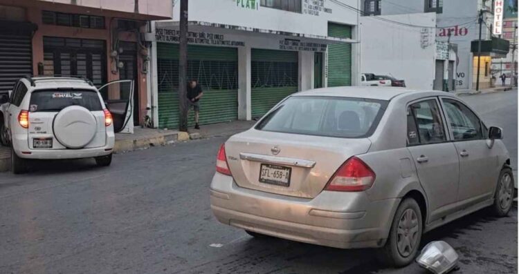 Choque en Monterrey, Nuevo León, provoca fuga de gas y deja una mujer lesionada