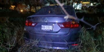 Choque en libramiento de Ciudad Victoria termina con un auto entre la maleza