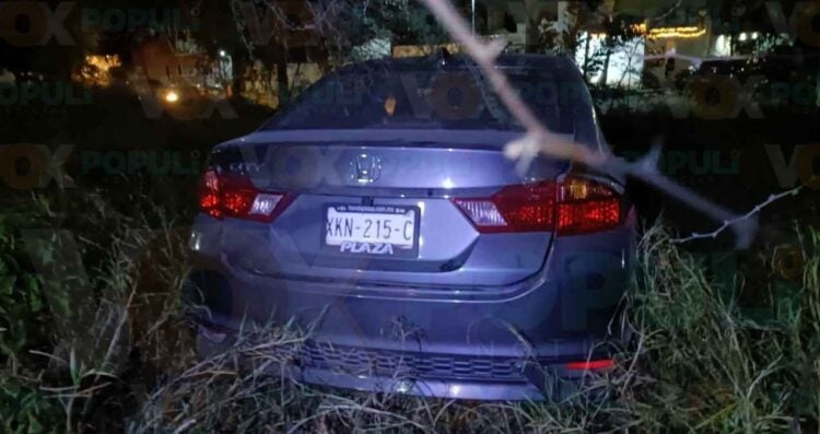 Choque en libramiento de Ciudad Victoria termina con un auto entre la maleza