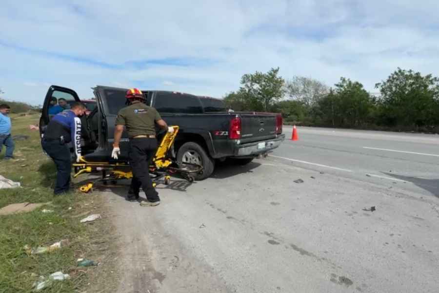 Choque entre 2 camionetas en la carretera a Victoria deja una mujer herida